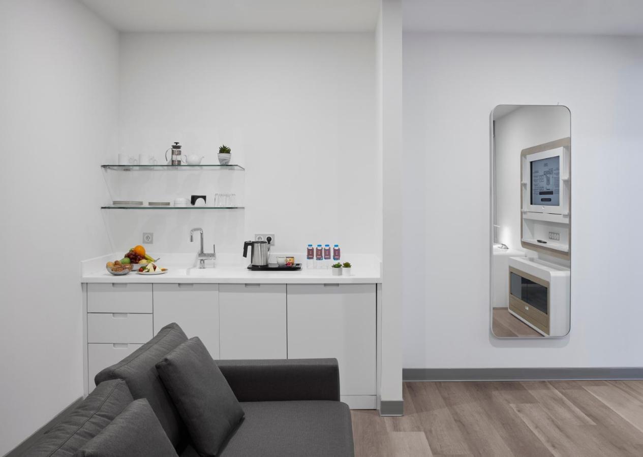 Yotelair Airport, Duty Free - International Transit Area 3*